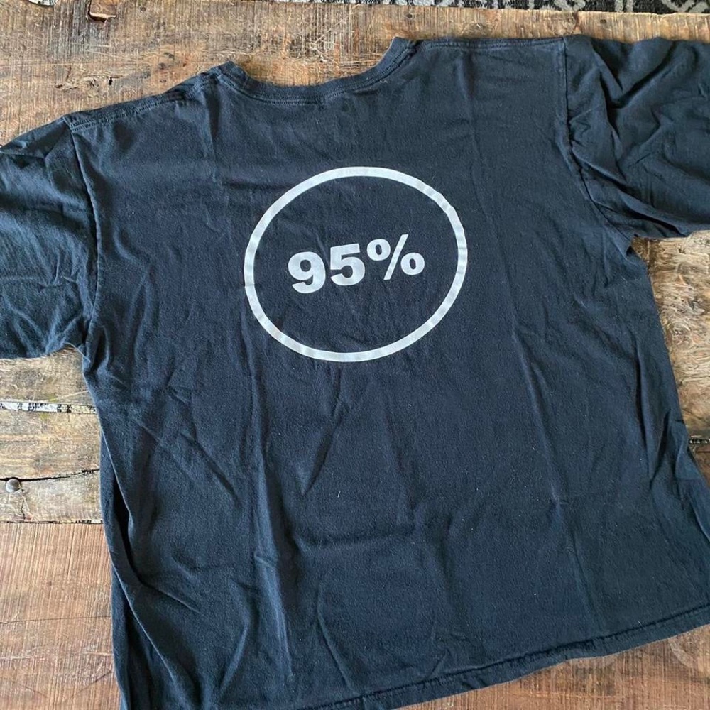 Nike lose fit 95% T-shirt. Embroidered swoosh logo.